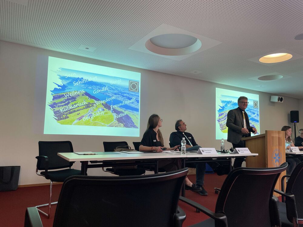 René Fasler informiert zum grössten Klassentreffen der Schweizer Spenglermeisterinnen und Spenglermeister am 29. August 2025 auf der Rigi. (Foto: Peter Warthmann)